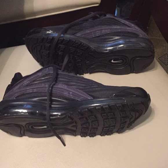 NEW Nike Sneakers - Picture 4 of 8